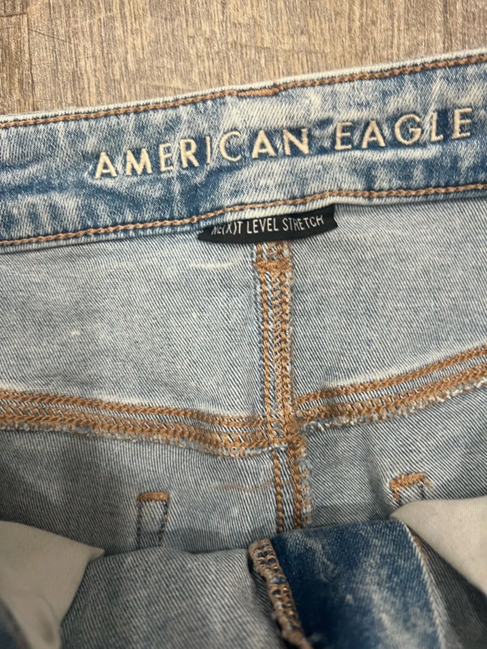 American Eagle Light Wash Distressed Women’s Jeans - Picture 4 of 6